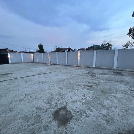 Fair Mount, Airport Road, Humhama Srinagar Hotell Exteriör bild